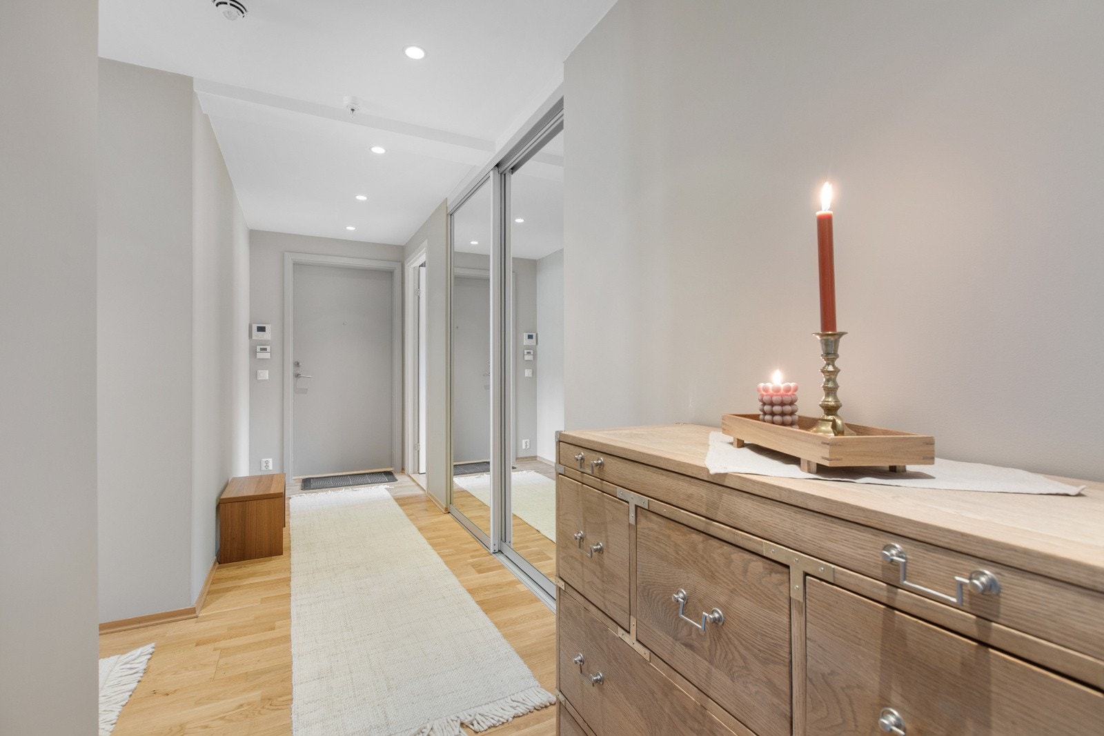 Entre/gang med skyvedørsgarderobe og down-lights. Galleribilde