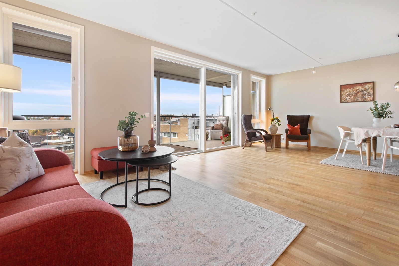 Stue med utgang til romslig balkong Galleribilde