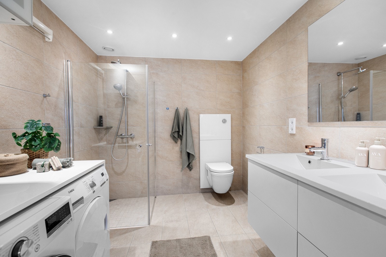 Bad/vaskerom med adkomst fra hovedsoverommet Galleribilde