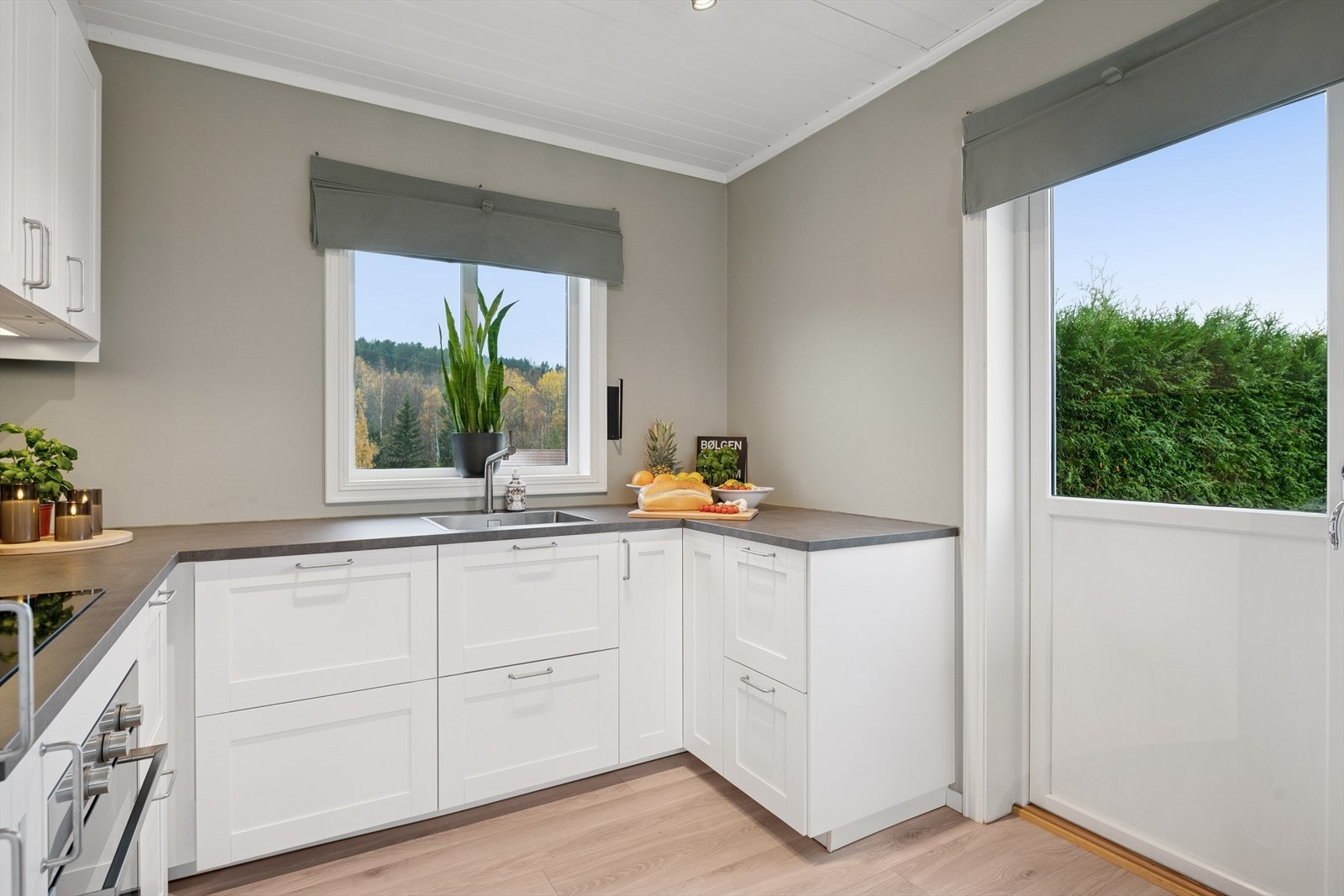 Hvitevarer som induksjonstopp, stekeovn, oppvaskmaskin og kjøl/frys er integrert i innredningen. Galleribilde