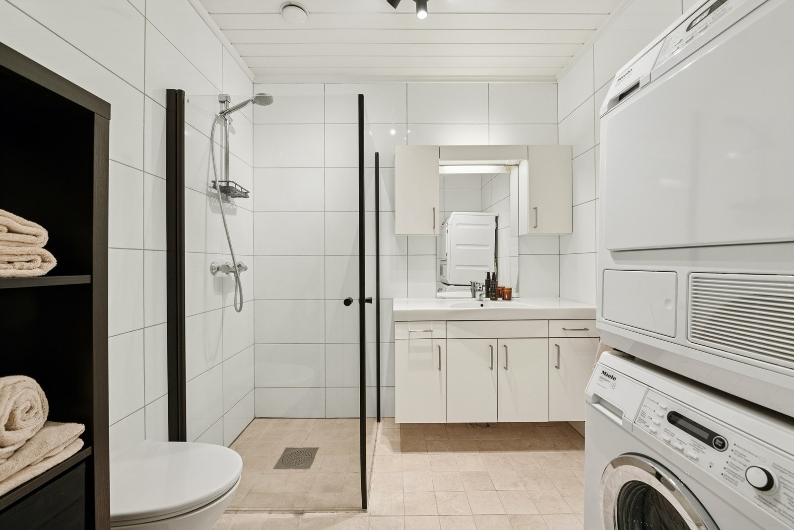 Flislagt baderom fra 2009 med elektriske varmekabler i gulv. Galleribilde