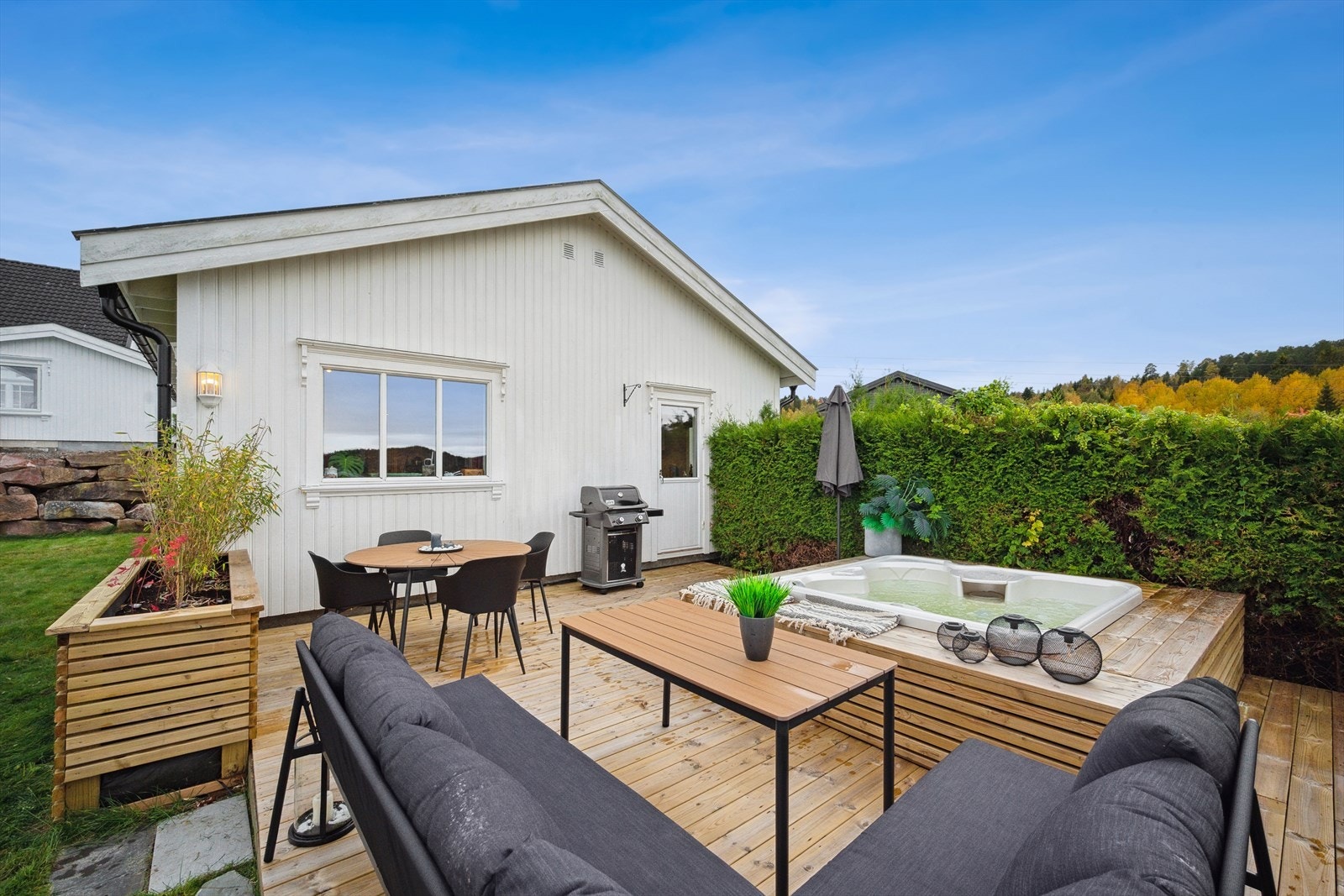 Her ligger alt til rette for å nyte finværsdagene utendørs. Galleribilde