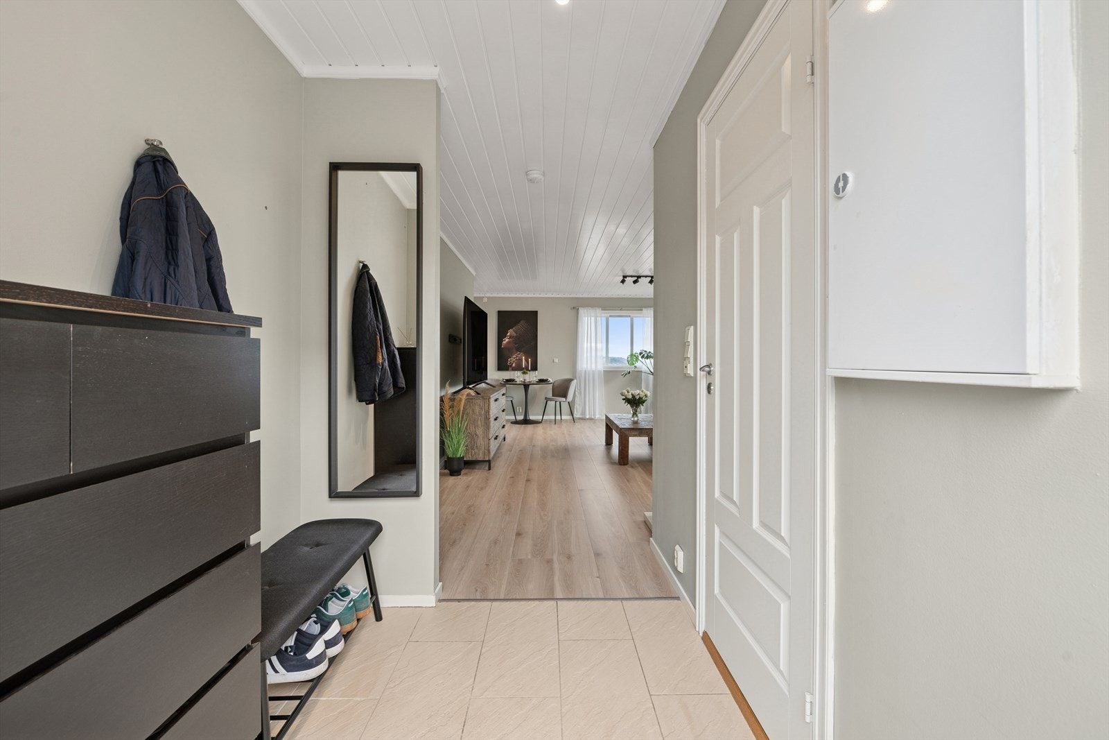 Man ønskes velkommen i en lys entré. Galleribilde