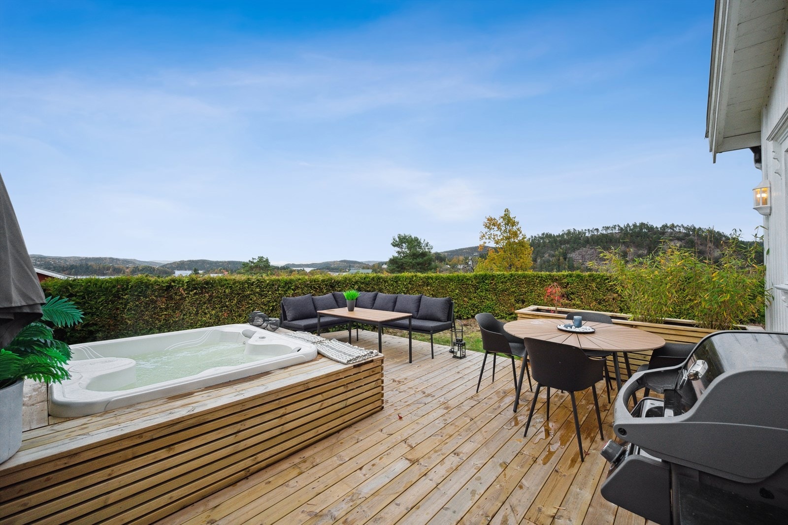 Boligen har utgang fra stuen til en solrik terrasse med jacuzzi. Galleribilde