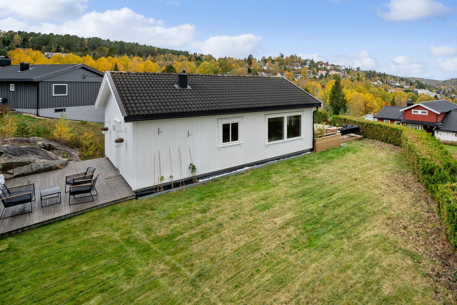 Eiendommen har en velstelt tomt med skjermet hage, to terrasser og gode solforhold. Galleribilde