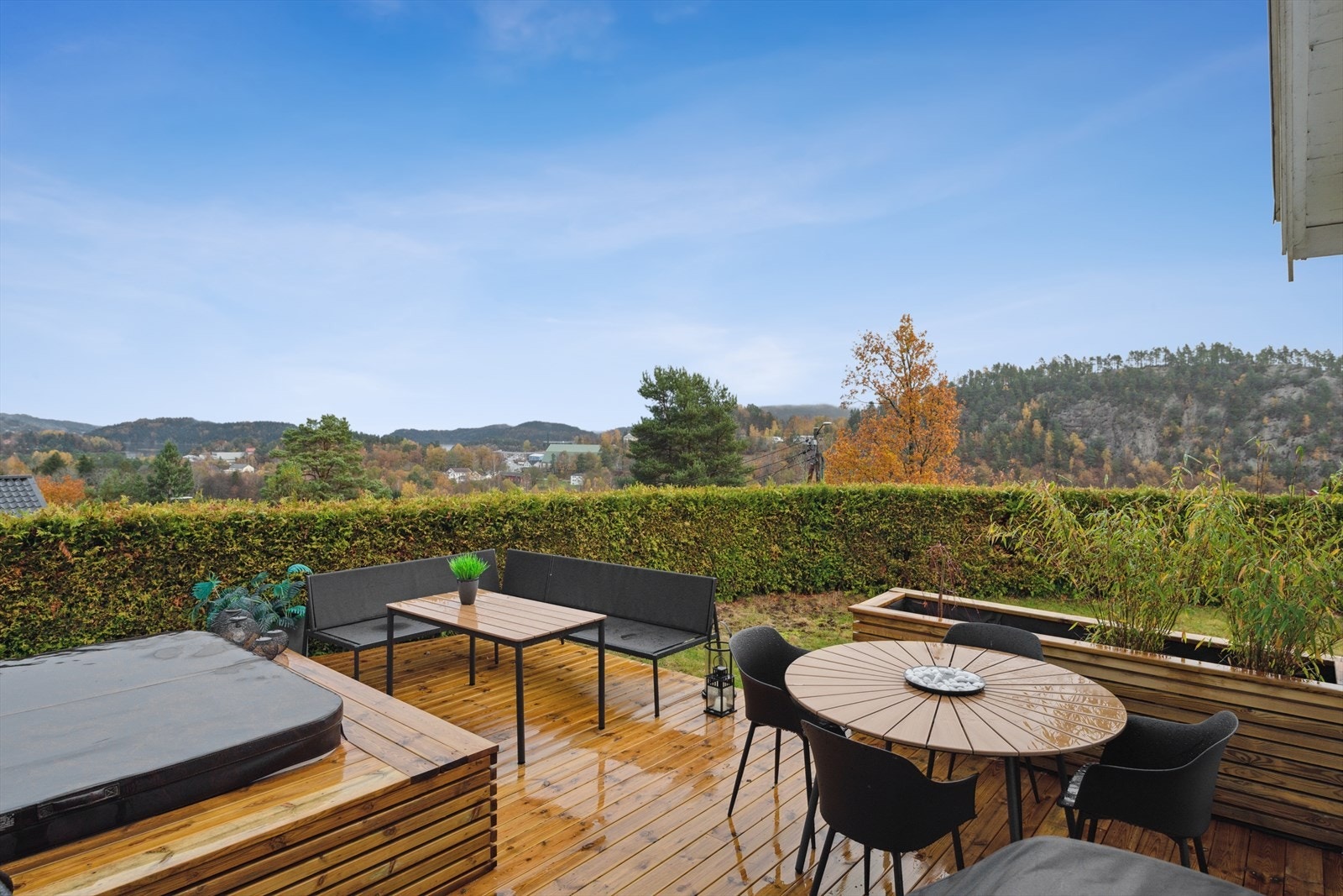 Eiendommen har en eiet tomt på 670,8 kvm. Galleribilde