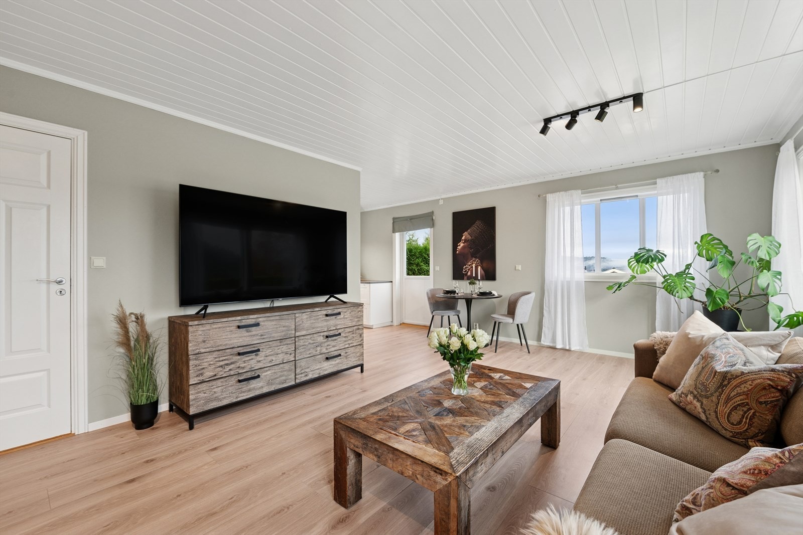 Boligen har en innbydende stue/spisestue. Galleribilde