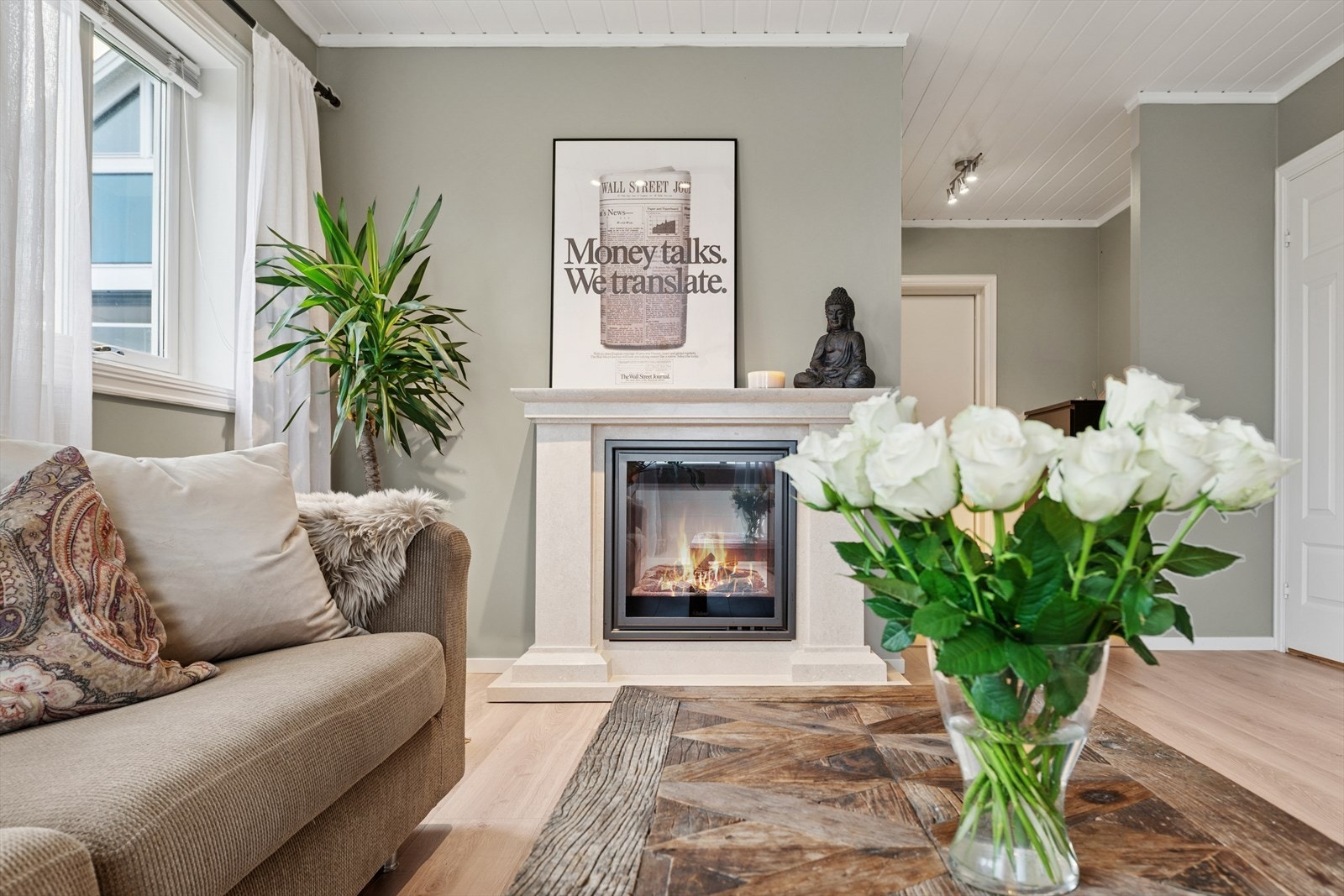 Elektrisk peis i stue. Galleribilde