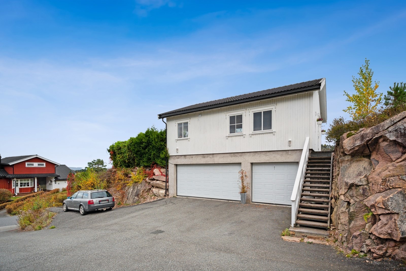 Eiendommen har parkering i en trippel garasje i boligens underetasje. Galleribilde