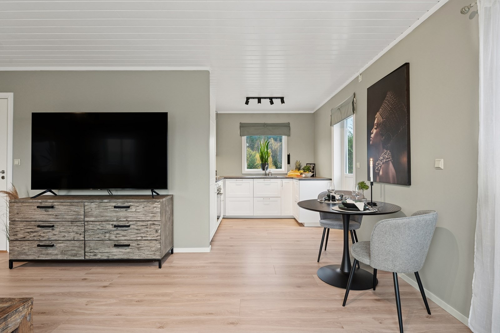 Mellom stue og kjøkken er det plass til spisebord. Galleribilde