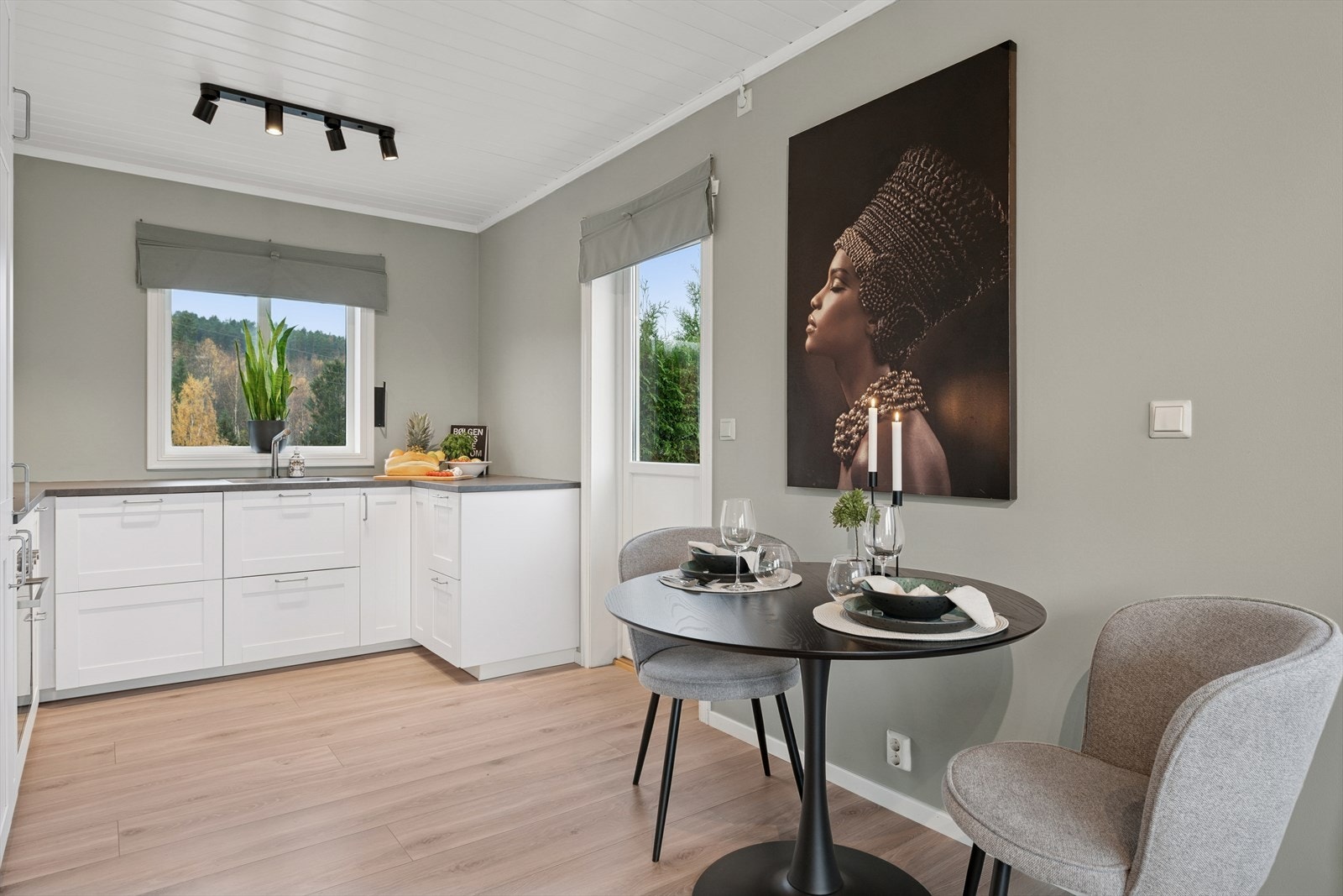 Boligen har en åpen kjøkkenløsning mot stuen. Galleribilde