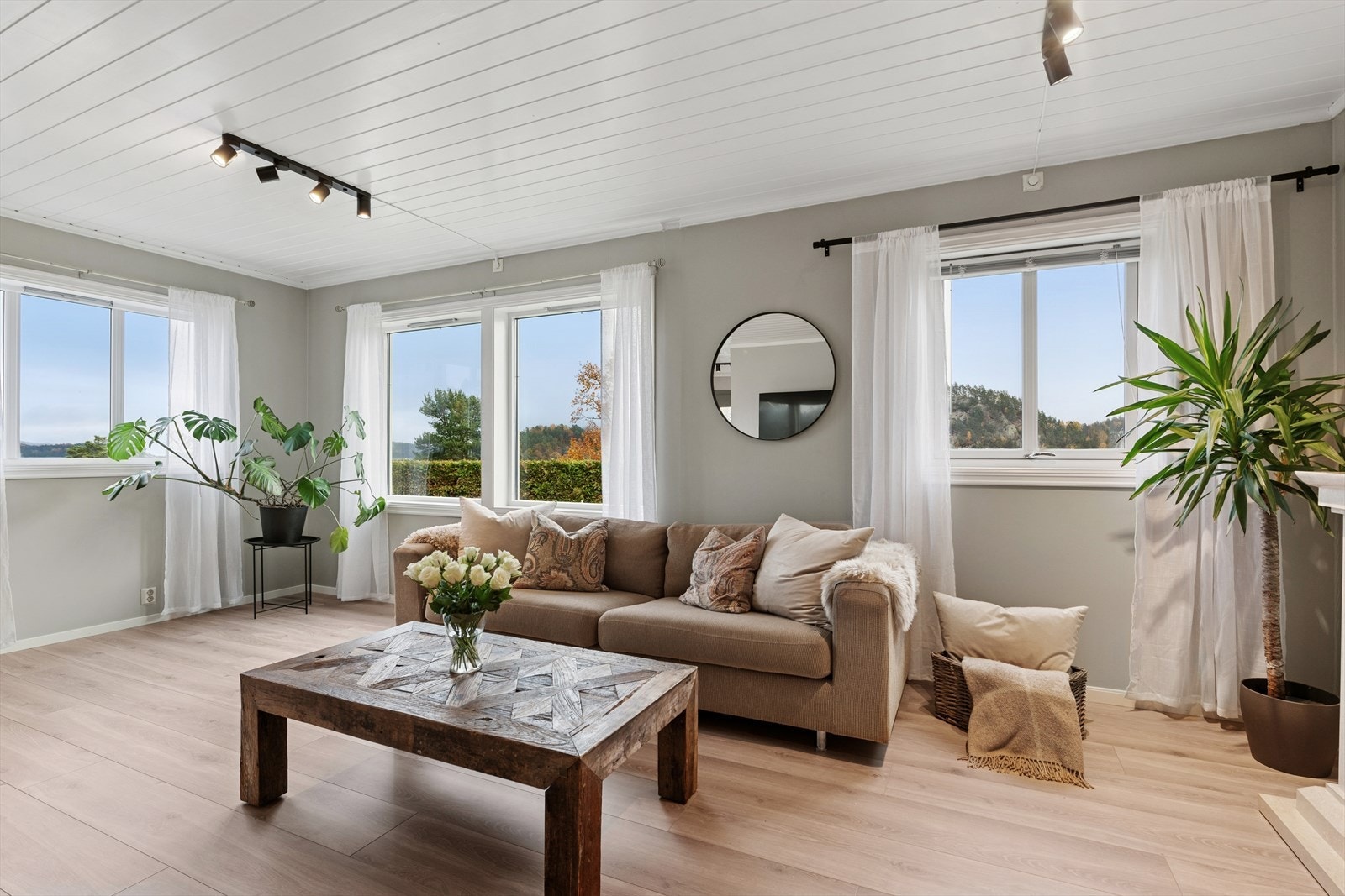 Store vinduer slipper inn godt med naturlig lys i boligen. Galleribilde