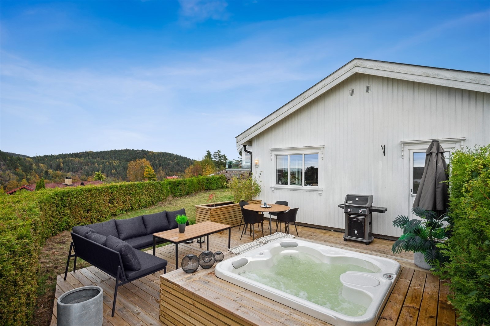 Fra terrassen er det direkte adkomst til hagen. Galleribilde