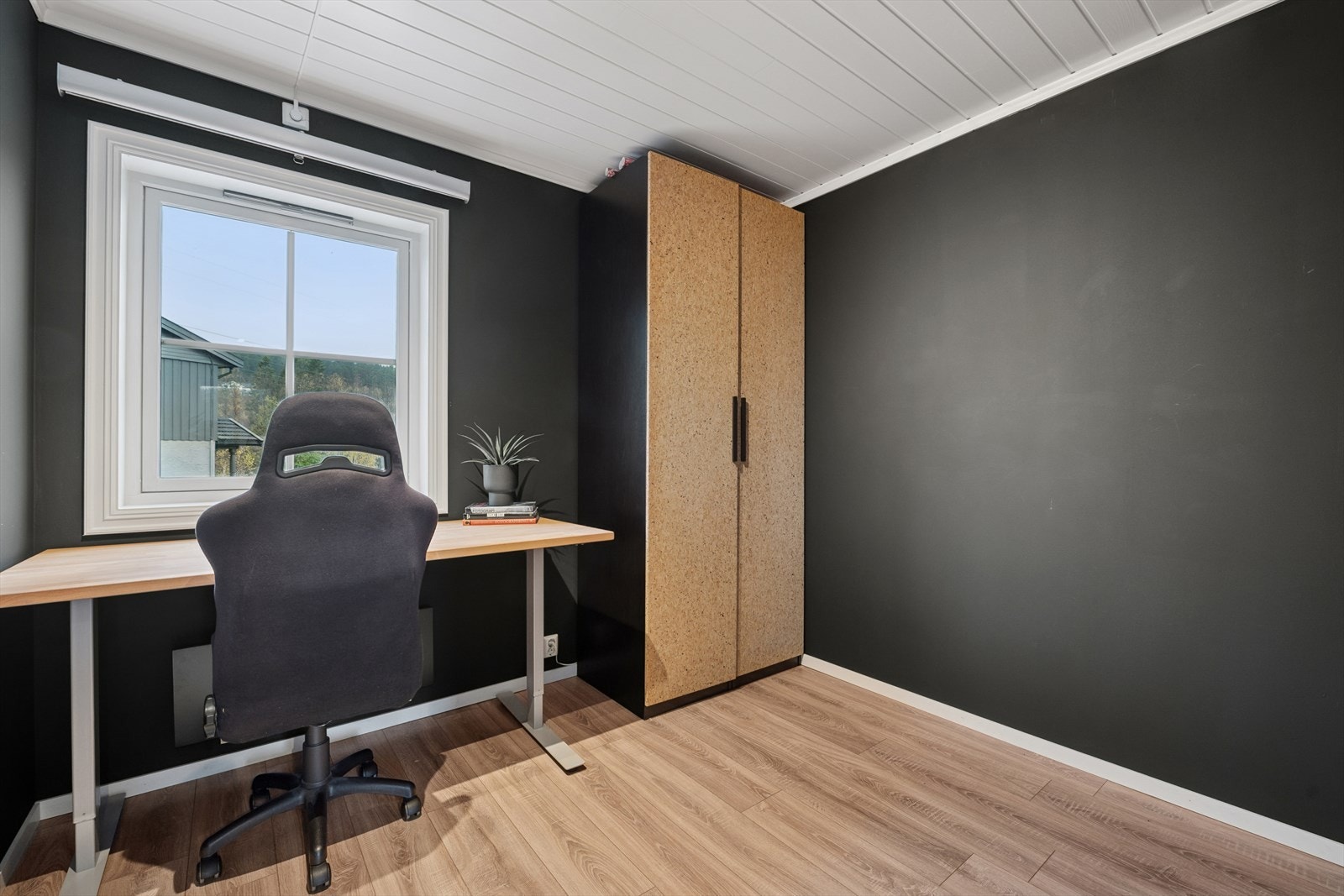 Her er det godt med oppbevaringsplass i medfølgende garderobeskap. Galleribilde