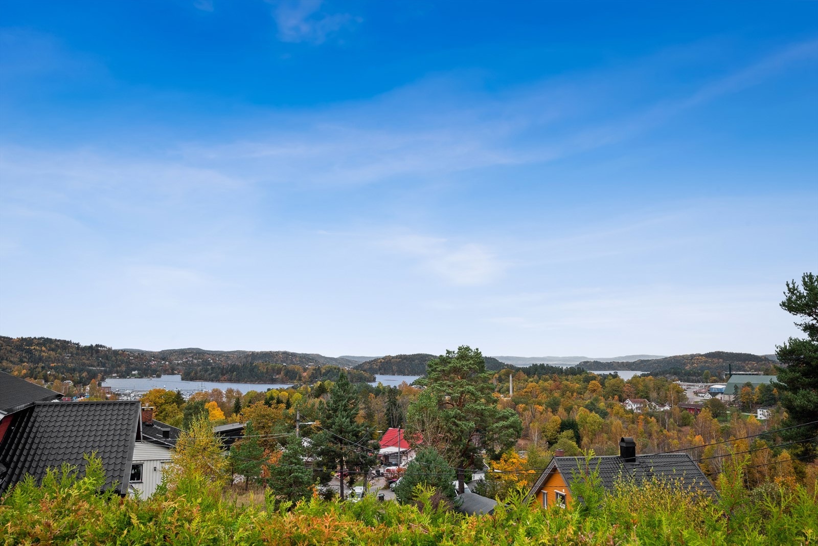 Eiendommen har flott utsikt mot fjorden og Sætre. Galleribilde