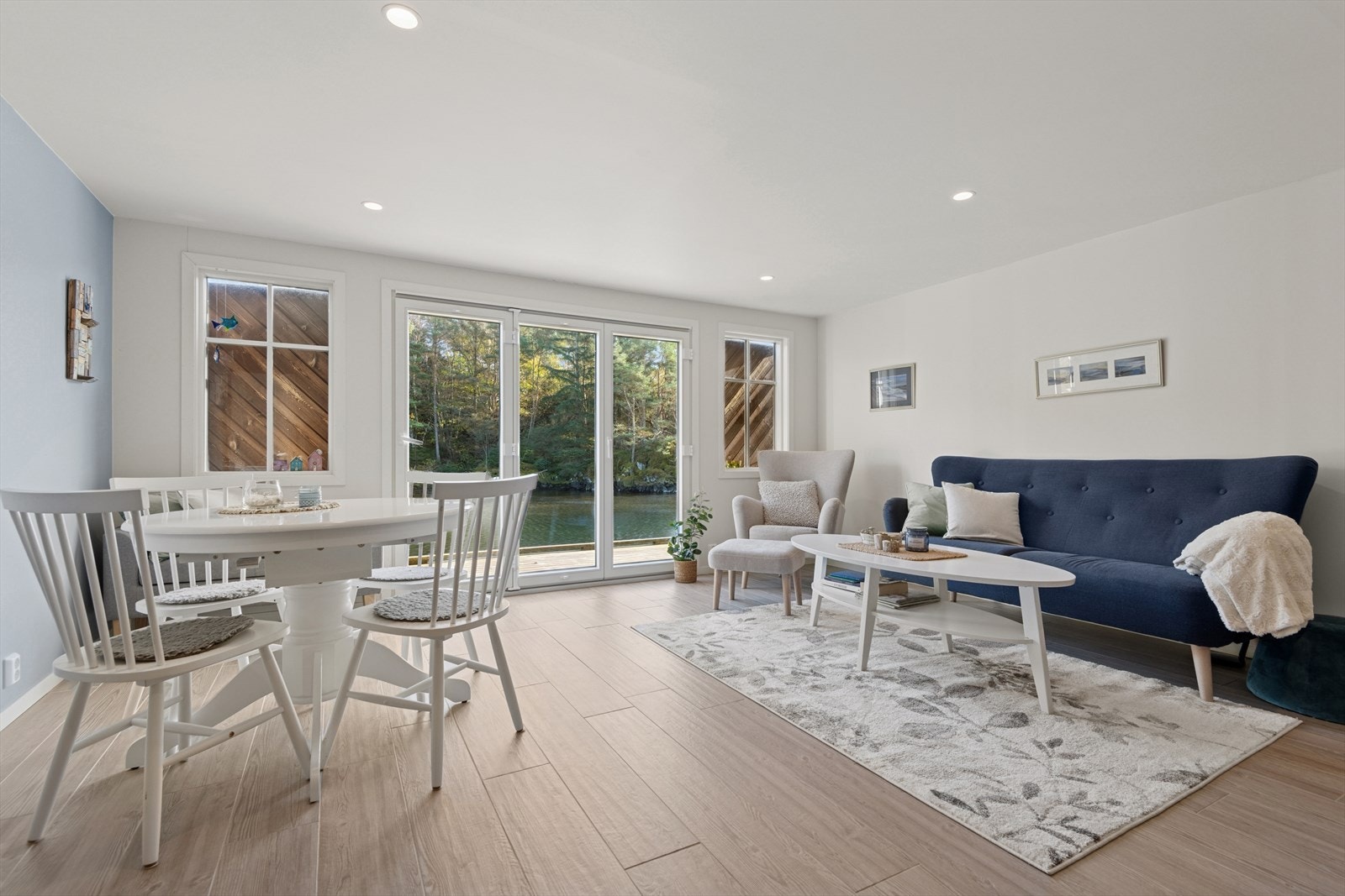 Innredet som stue med god plass til sittegruppe Galleribilde