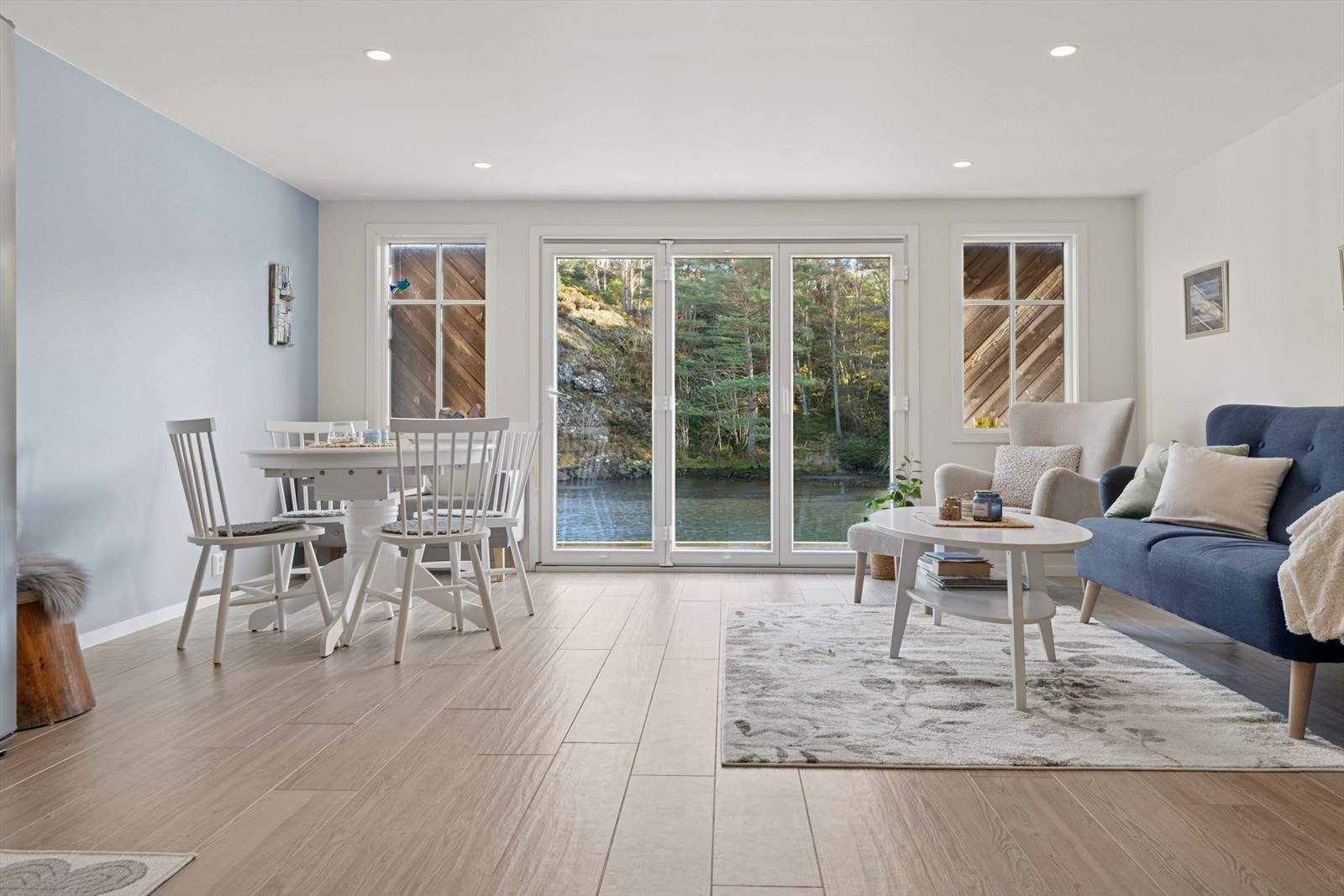 Innredet som stue med god plass til sittegruppe Galleribilde