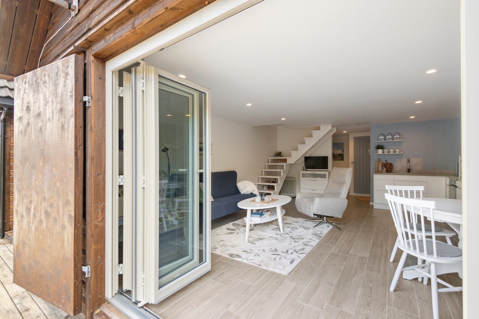 Romslig rom innredet som kjøkken og stue. Galleribilde