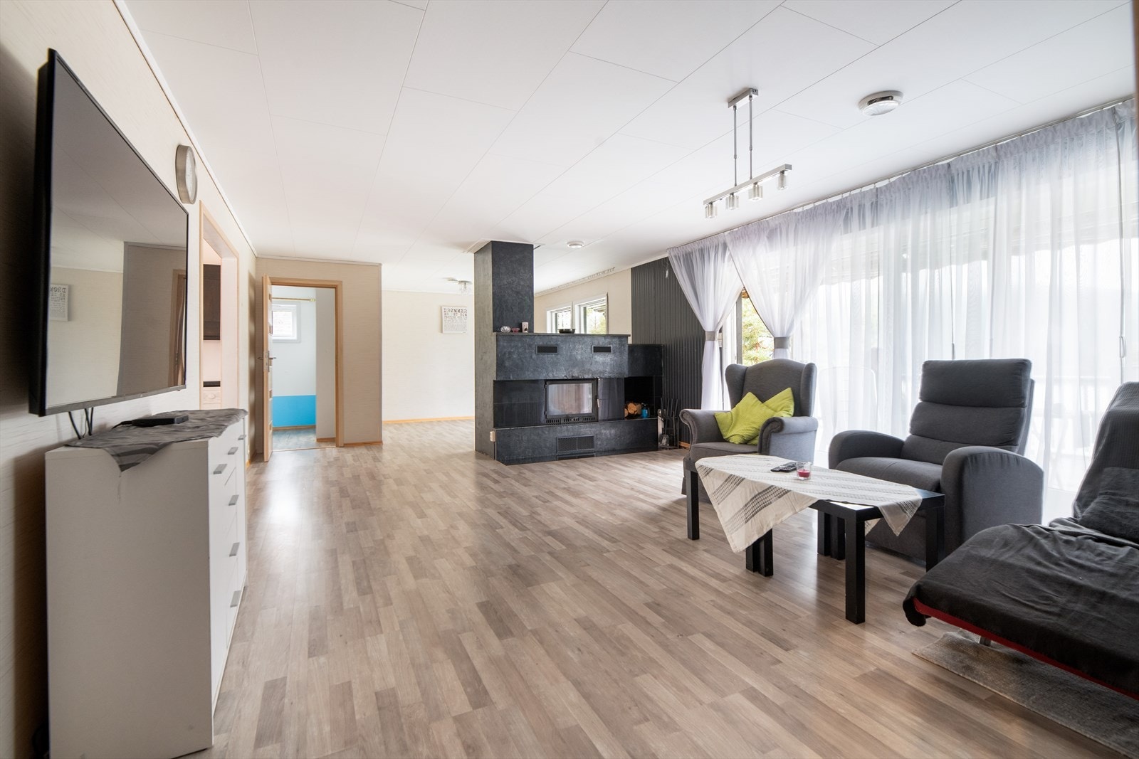 Boligen fremstår som en romslig og innholdsrik enebolig fra 1981 med oppgraderingsbehov. Selger har selv utført flere oppgraderinger i senere tid som bla. bad i 2013 og ventilasjonsanlegg i 2020. Galleribilde