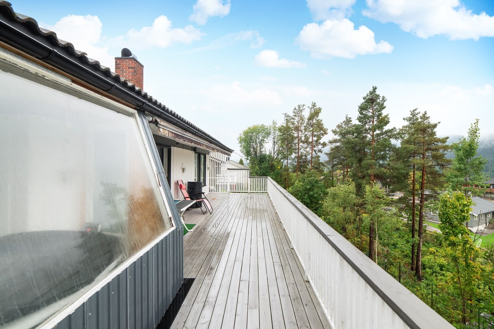 En del av verandaen med utgang fra stue i 1. etasje ble innglasset i 2024. Galleribilde