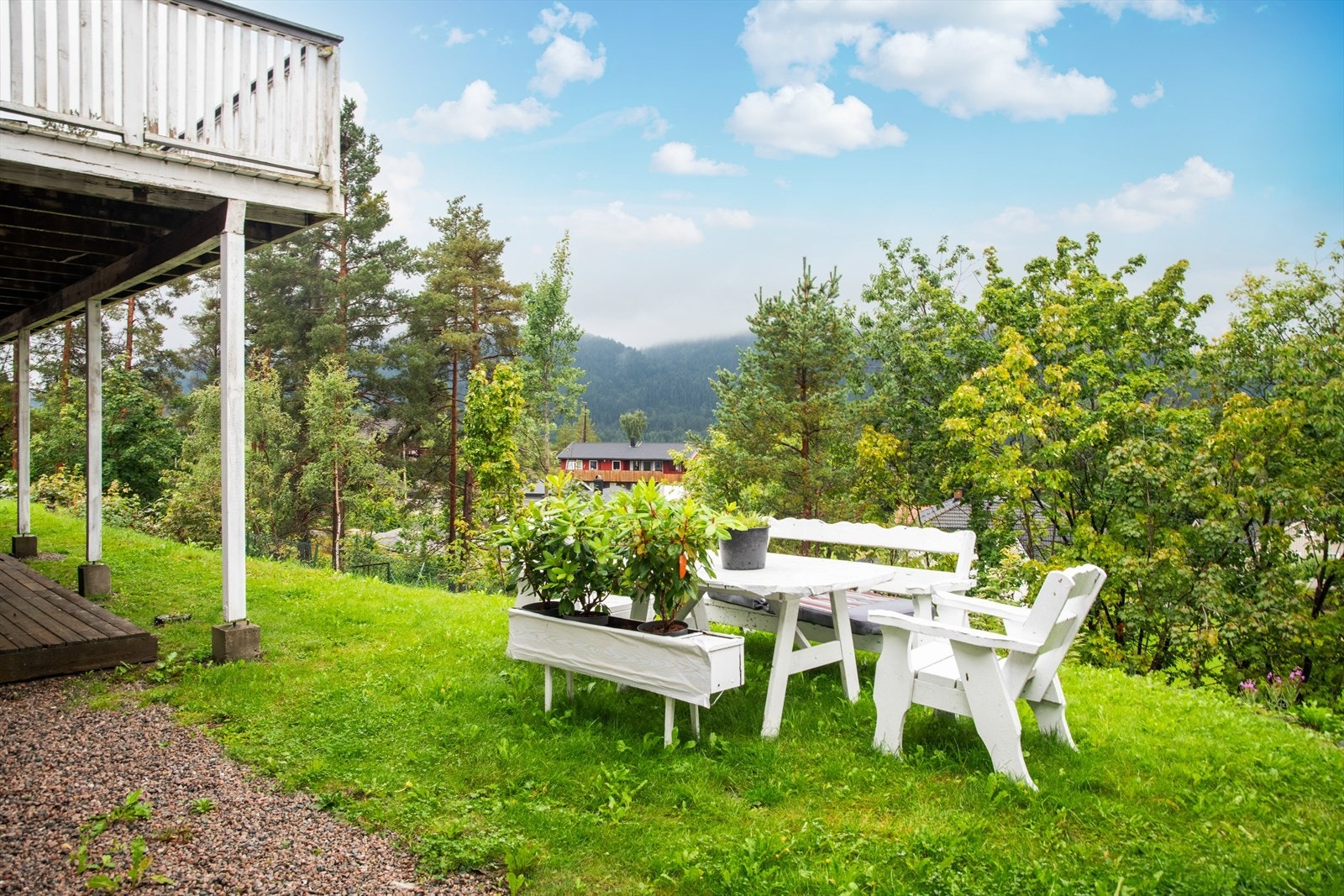 Eiendommen har en 871,30 kvm stor tomt fordelt over to nivåer med gressplen og gruslagt gårdsplass. Det er tillaget terrasse med utgang fra boligens underetasje. Galleribilde