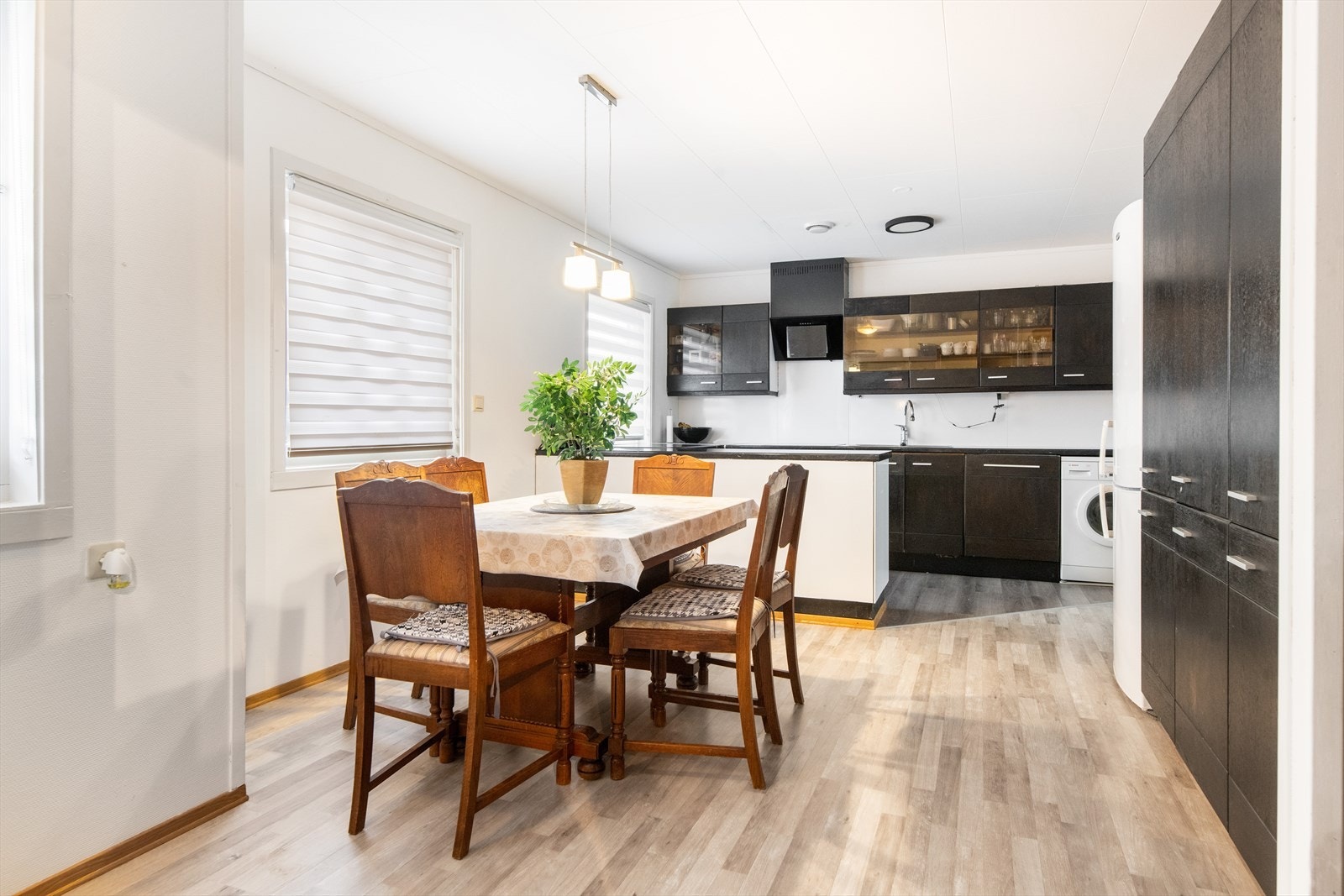 Boligen har et romslig kjøkken med plass til spisebord. Galleribilde