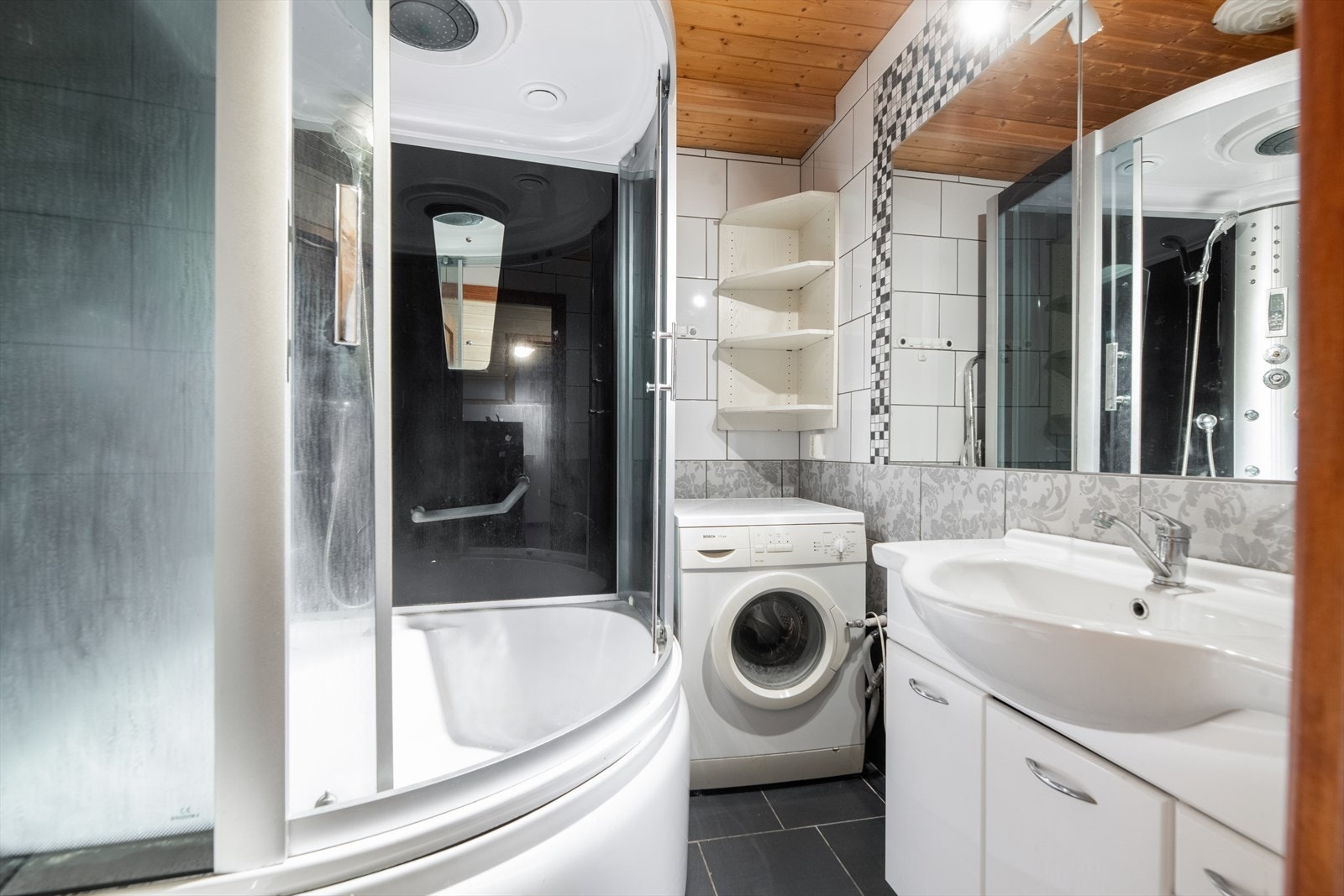 Flislagt bad fra 2013. Her er det toalett, dusjkabinett og innredning med heldekkende hvit vask, underskap med slette fronter og speil. Opplegg for vaskemaskin. Varmekabler og balansert ventilasjon. Bygningssakkyndige har bemerkninger på baderommet. Galleribilde