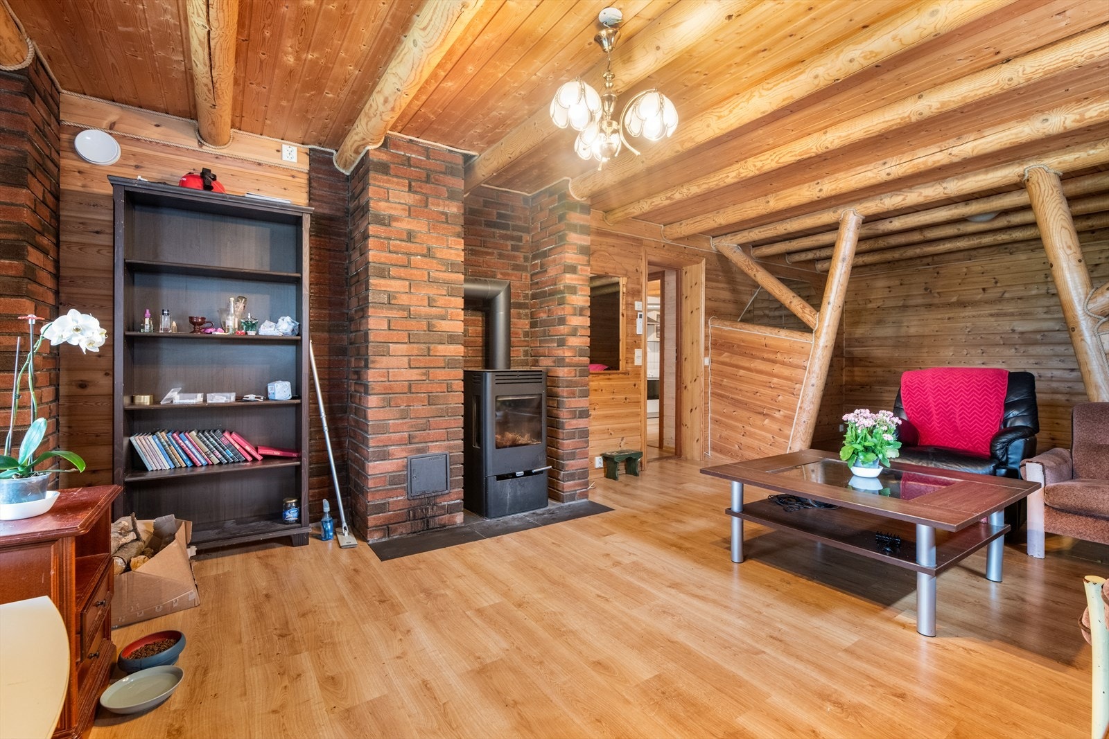 Stuen er romslig og todelt, og har både varmepumpe og vedovn. Galleribilde