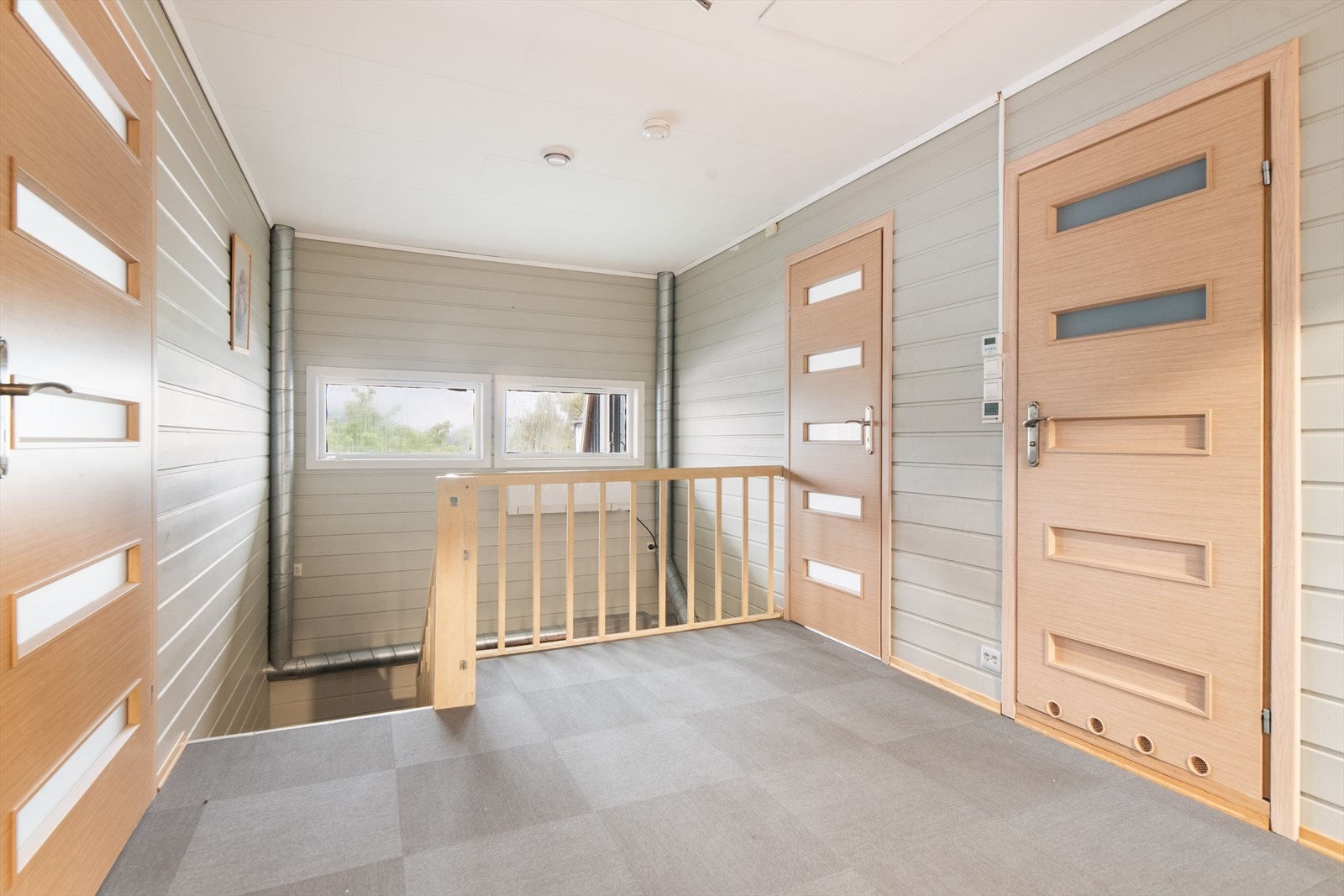 Fra trappegangen i boligens 1. etasje er det trapp ned til underetasje hvor det er tilrettelagt for utleie av deler av egen bolig med to hybler. Det er både gjennomgang fra hoveddel og egen utgang fra hyblene. To kjøkken er ikke omsøkt og godkjent. Galleribilde