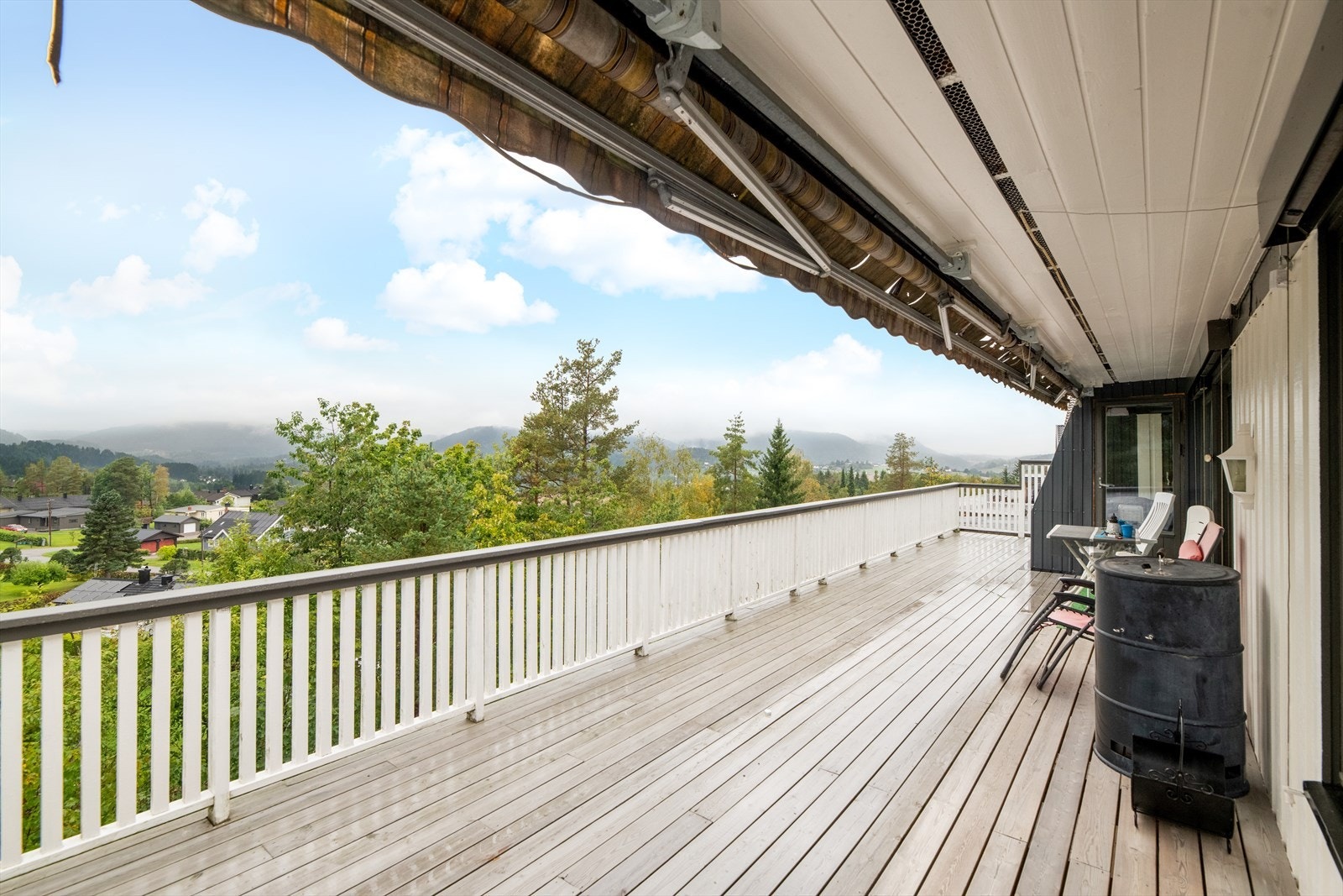 Eiendommen har en fin og barnevennlig beliggenhet i Vassås ca. 2 km fra Lunde sentrum. Her har boligen en stor veranda beliggende høyt og fritt med nydelig utsikt! Galleribilde