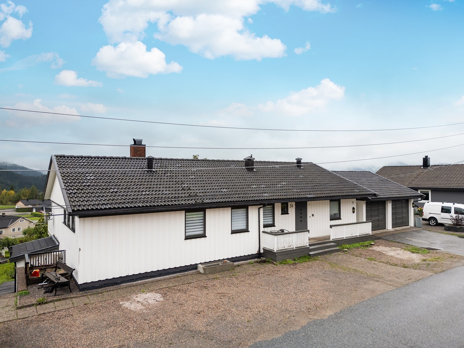 I tillegg til eneboligen er det oppført en dobbelgarasje over to etasjer på eiendommen.
Innvendig i 1.etg er vegger og gulv flislagt. Videre opplyser selger at vegger og tak er isolert.
Kjelleretasjen inneholder lagerrom. Galleribilde