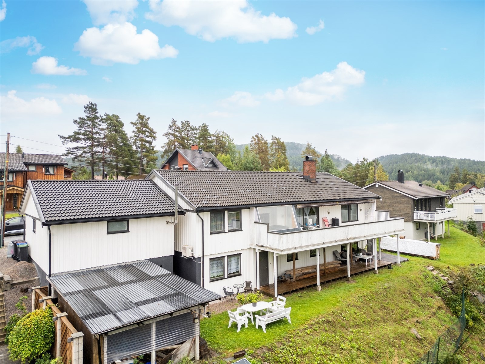 Videre er det oppført en enkel bod på eiendommen. Boden har ikke målbart areal da det kun er tre vegger. Galleribilde