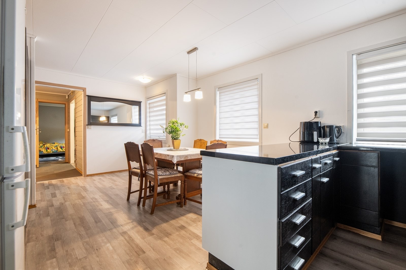 Det er godt med skapplass og en hyggelig halvøy mot spiseplassen. Galleribilde