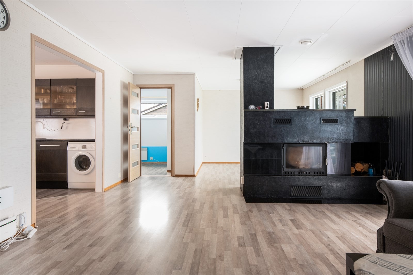 Stuen er lys og romslig med store vindusflater og gode møbleringsmuligheter. Her er det peis med innsats, som også fungerer fint som romdeler. Det er montert varmepumpe i trappegangen for denne etasjen. Galleribilde