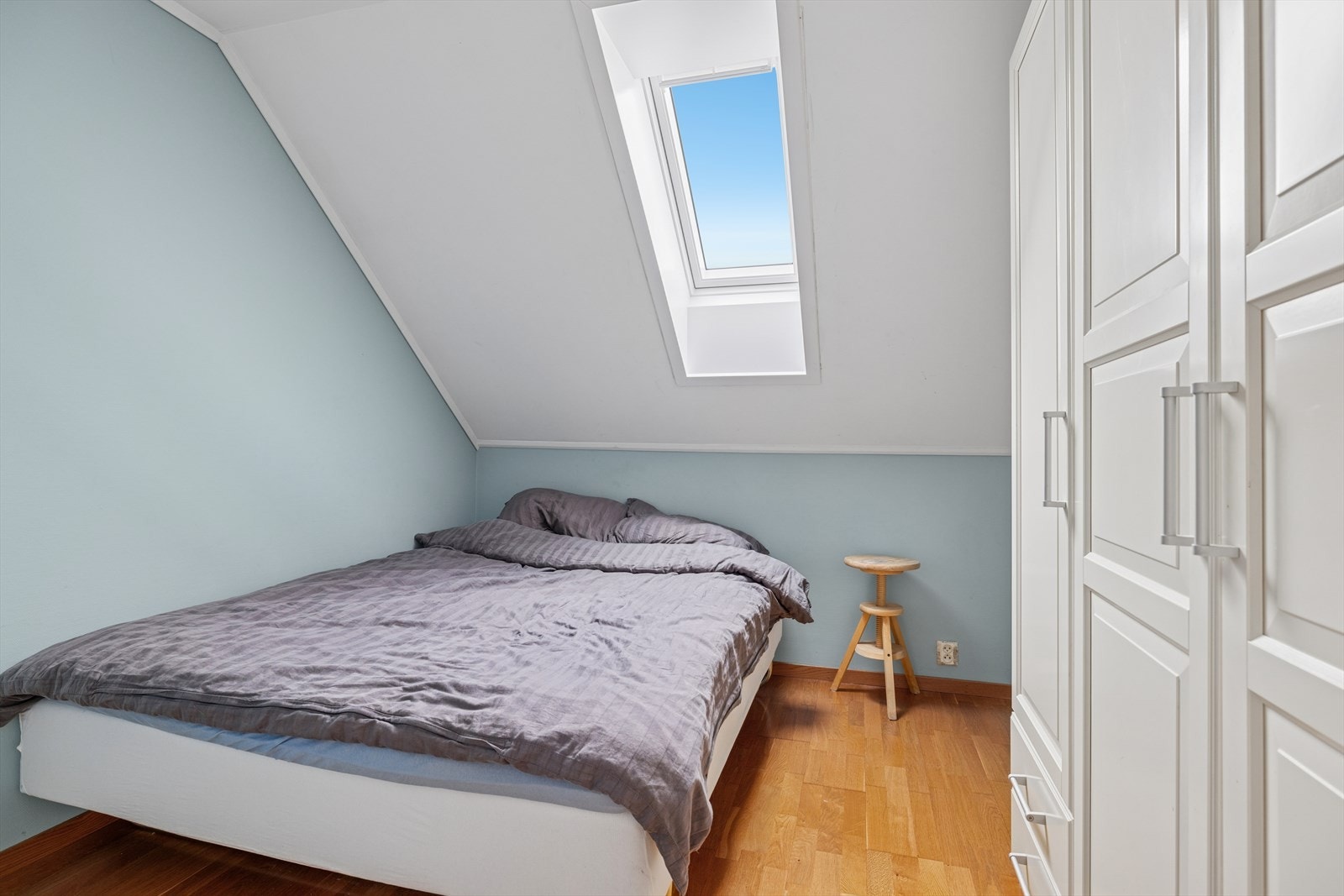 Soverom med medfølgende garderobeskap Galleribilde