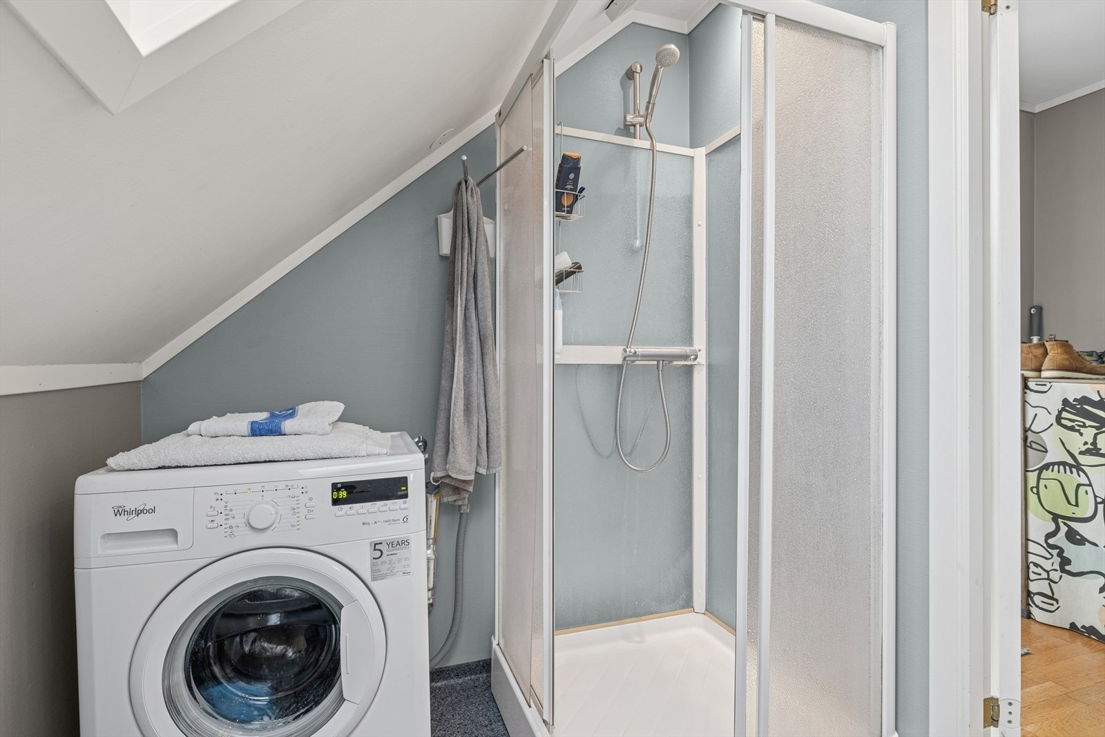 Vaskemaskin medfølger på badet Galleribilde