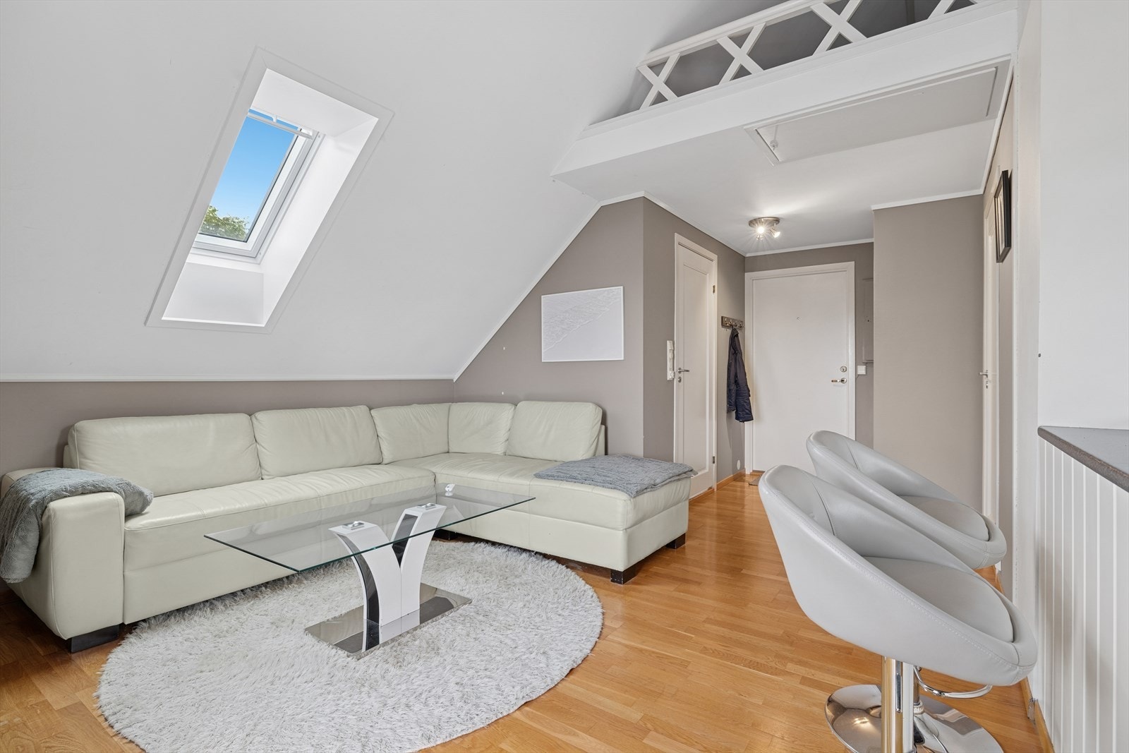 Stuen har god takhøyde og tilkomst til hems Galleribilde