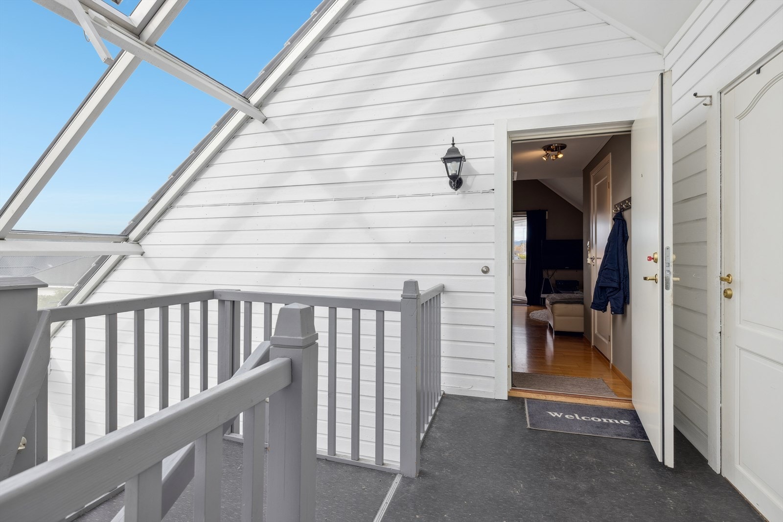 Det er medfølgende bod rett ved inngangen til leiligheten Galleribilde