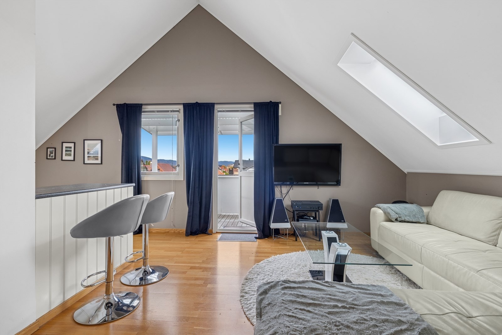 Fra stuen er det utgang til balkong Galleribilde