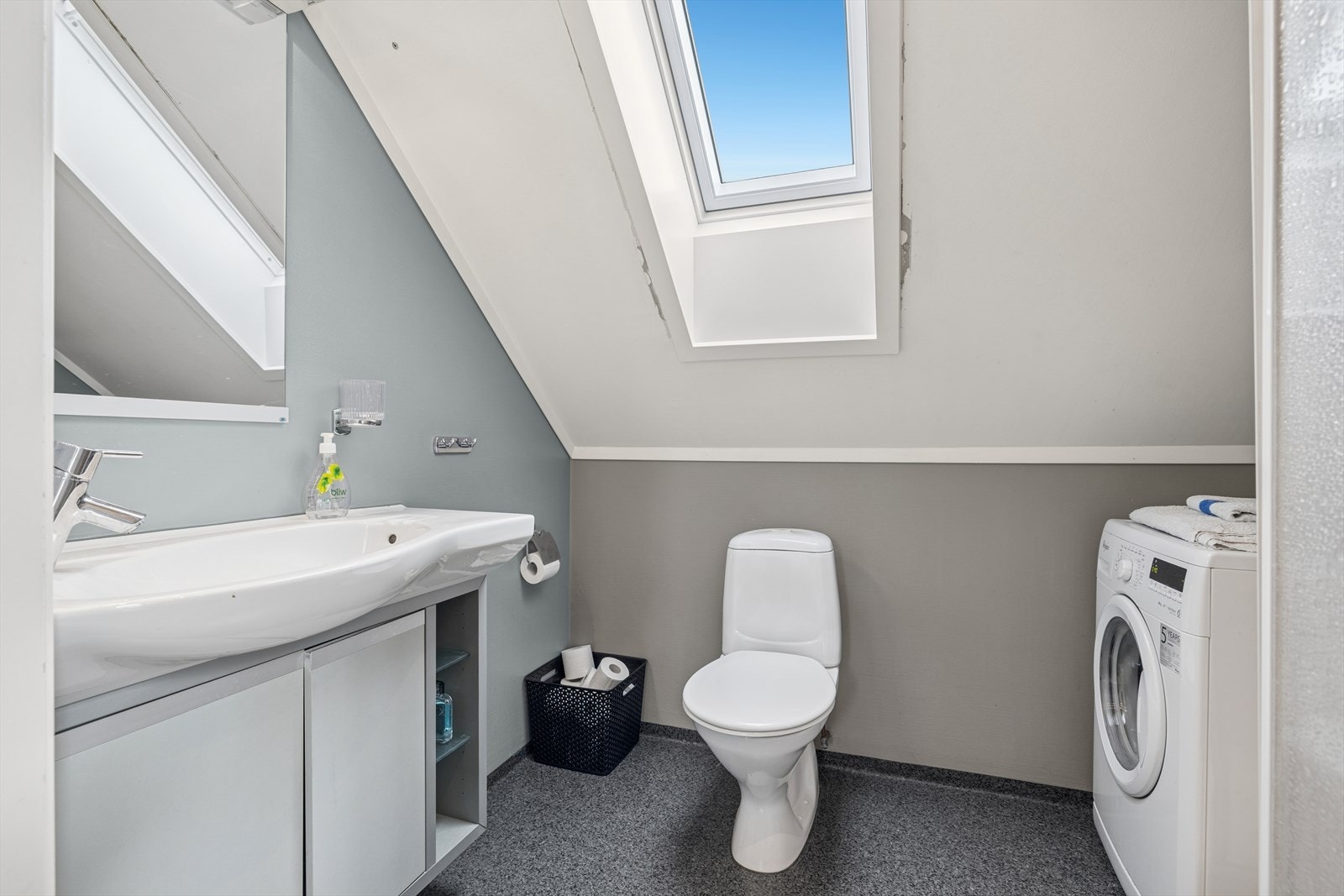 På badet er det dusjkabinett, toalett og baderomsinnredning Galleribilde