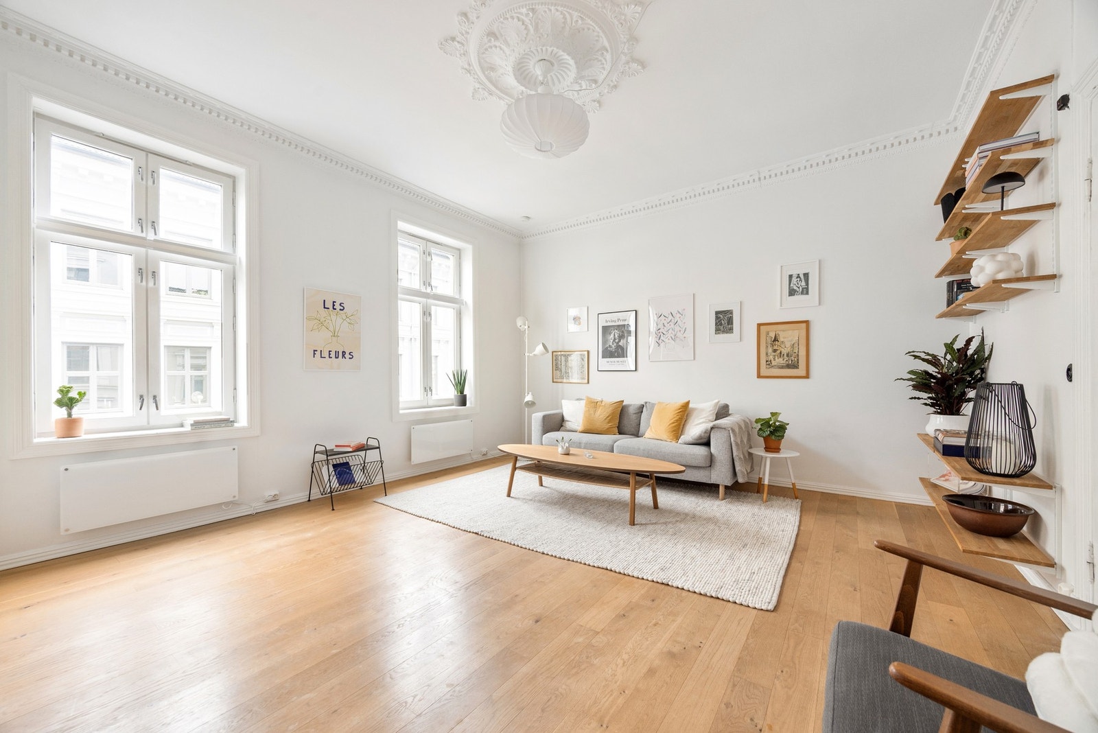 Store vindusflater sørger for rikelig med naturlig lysinnslipp. Galleribilde