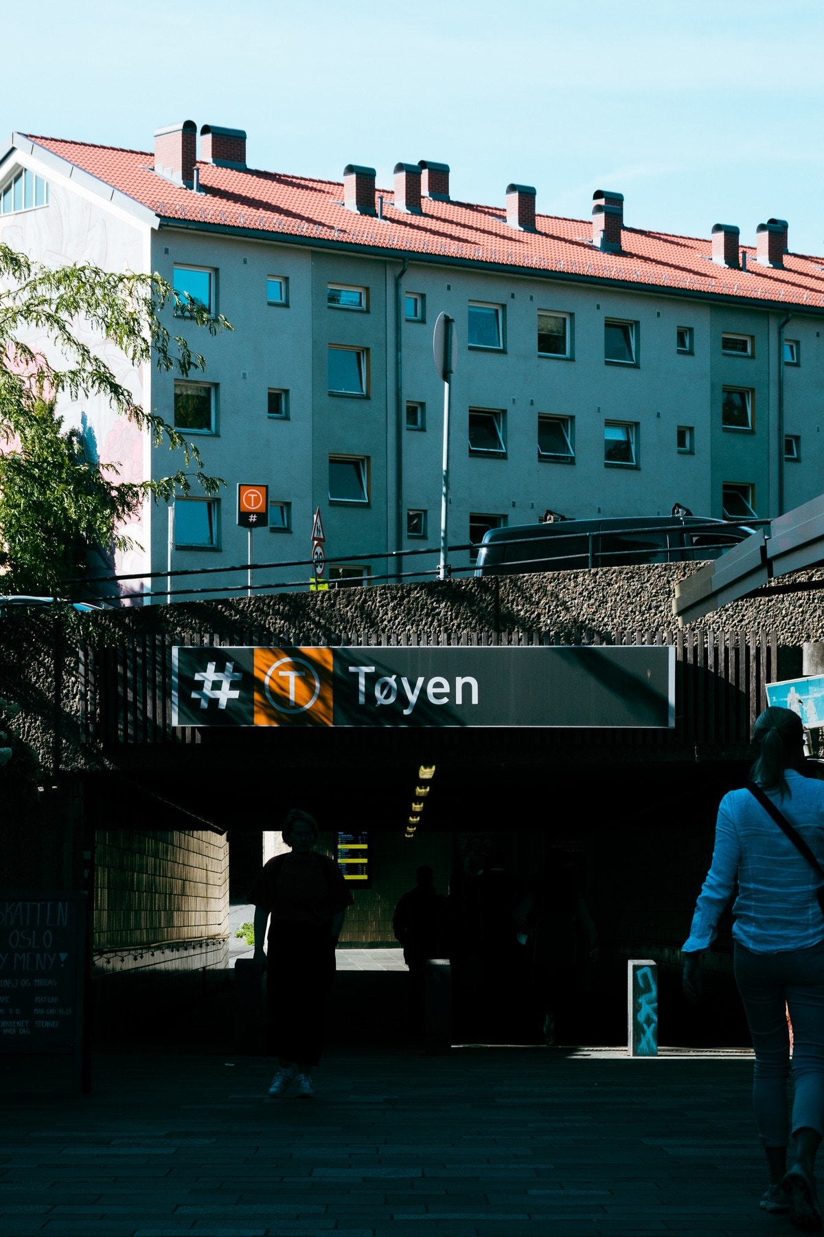 Nærområdet - Tøyen T-bane hvor alle fem linjene passerer. Galleribilde