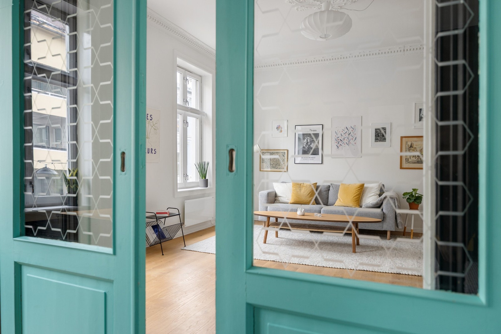 Gjennomførte designelementer der fargene spiller på hverandre og skaper en klassisk, harmonisk estetikk. Galleribilde