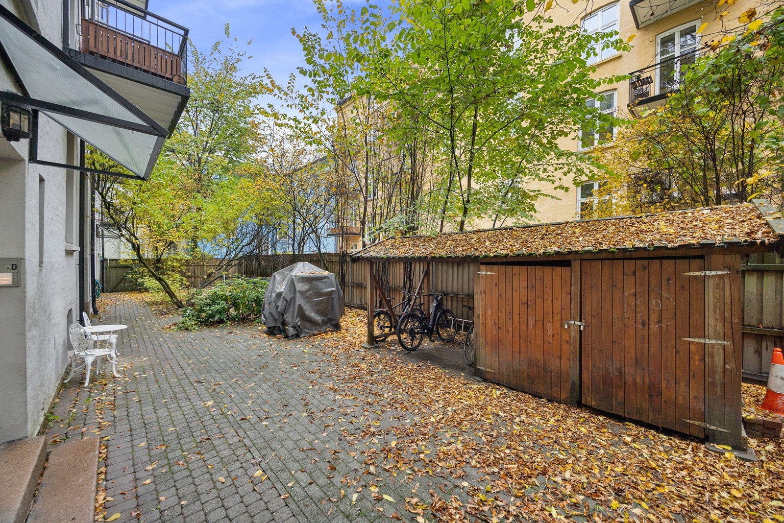 Avlukket bakgård med sykkelparkering. Galleribilde