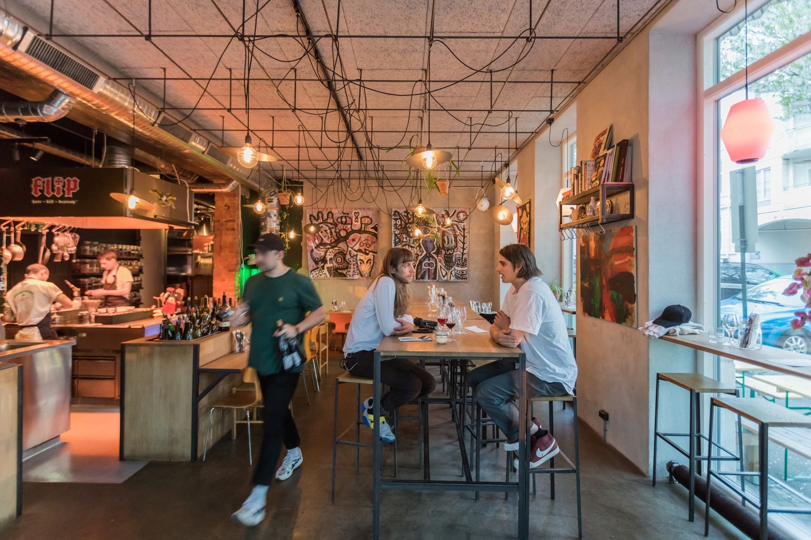 Nærområdet - En rekke restauranter og barer like utenfor døren. Galleribilde