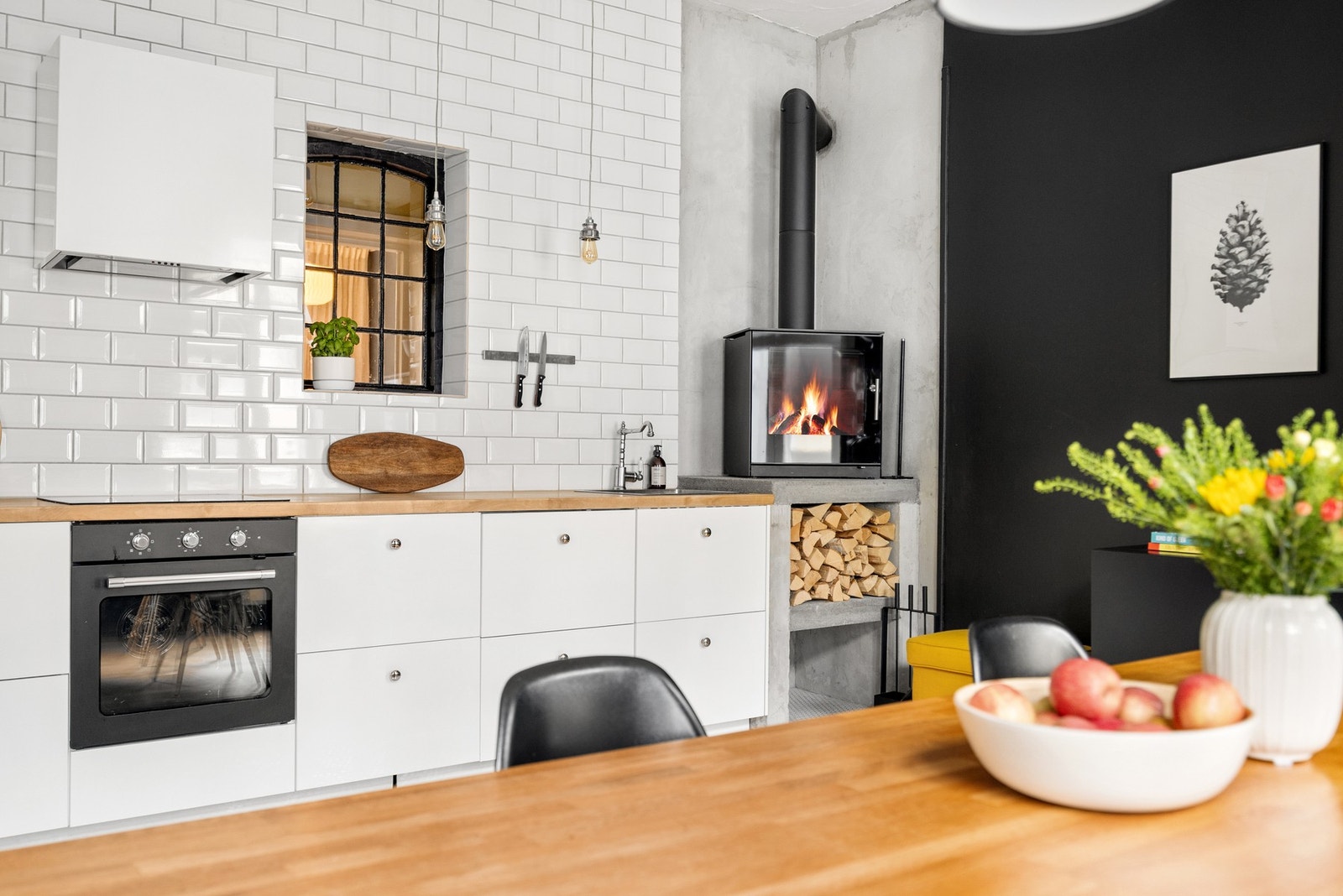 Hyggelig sted å samle familien eller venneflokken. Stallvindu på kjøkken slipper inn ekstra godt med lys både på kjøkken og i gangen. Galleribilde