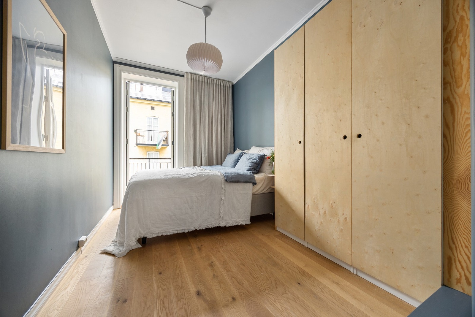 Hovedsoverommet er av god størrelse med plass til dobbeltseng og skyvedørsgarderobe. Galleribilde
