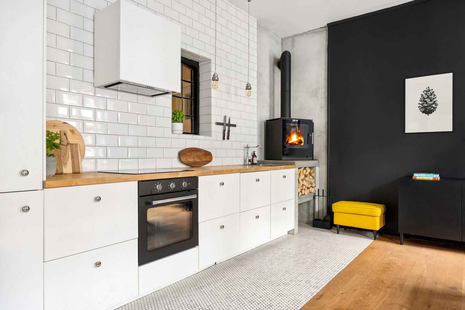 IKEA kjøkkeninnredning med integrert stekeovn, nedfelt induksjonstopp, oppvaskmaskin, kjøl og frys. Galleribilde