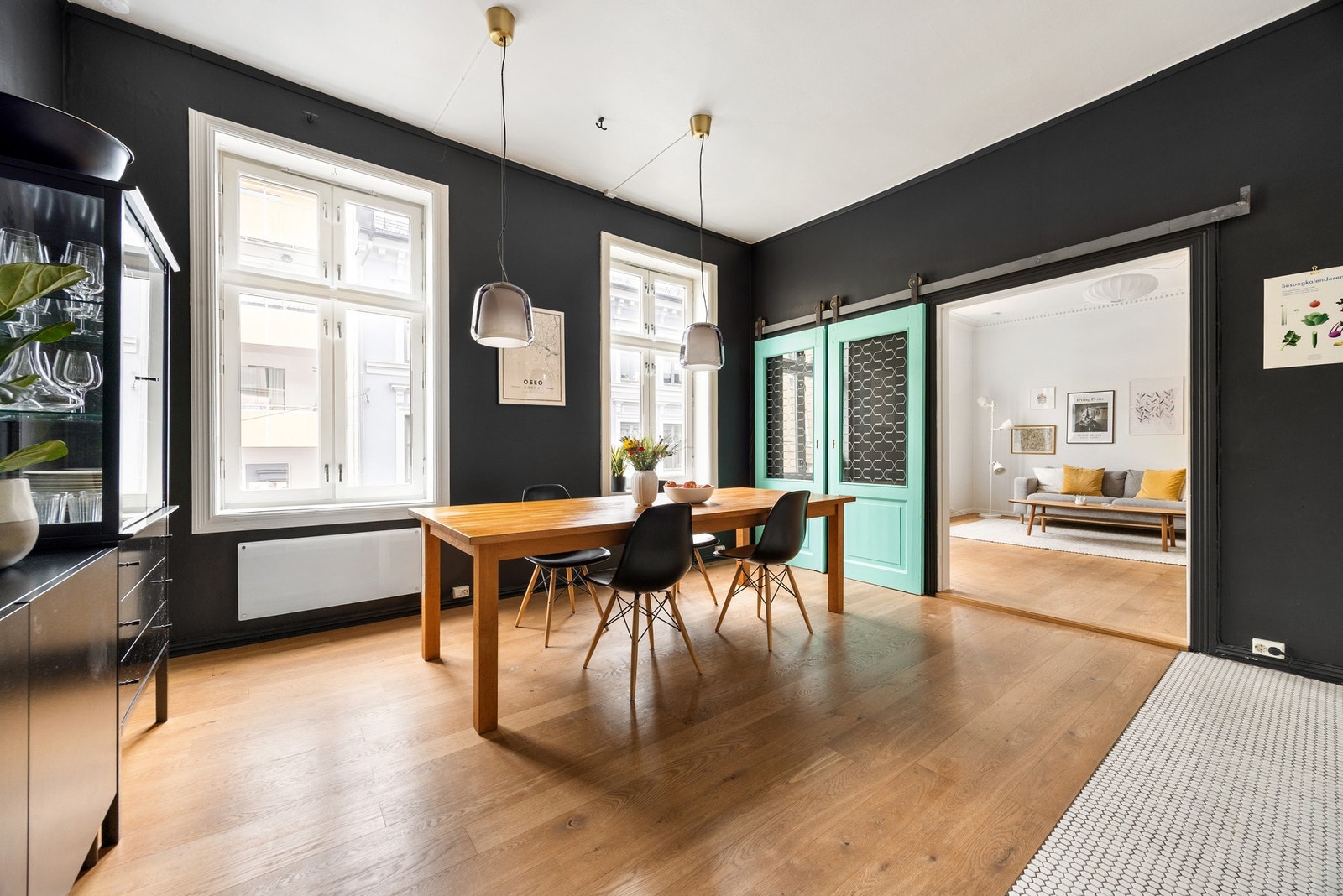 God plass til spisebord på kjøkkenet. Galleribilde