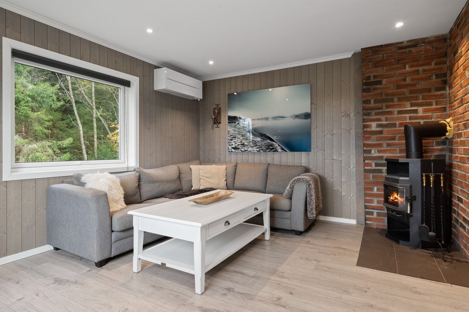 Stue med varmepumpe og peisovn Galleribilde